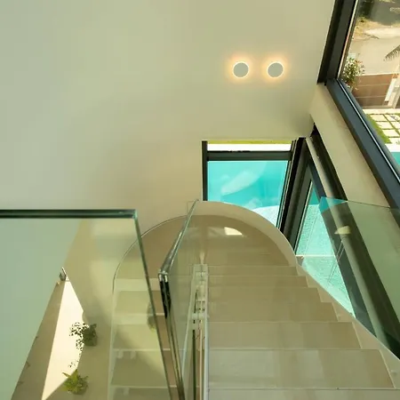 Villa Luxury Glass - 200 Meters From The N Daratsos