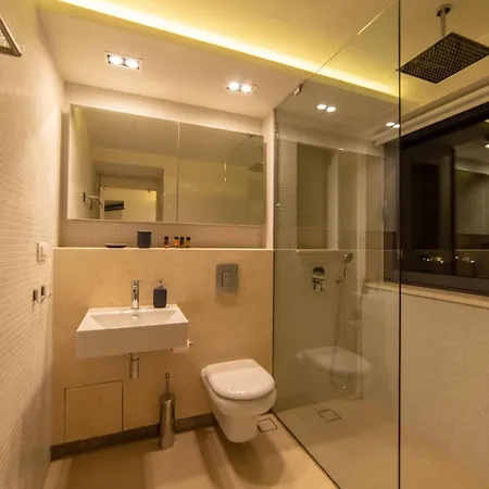 Luxury Glass - 200 Meters From The N